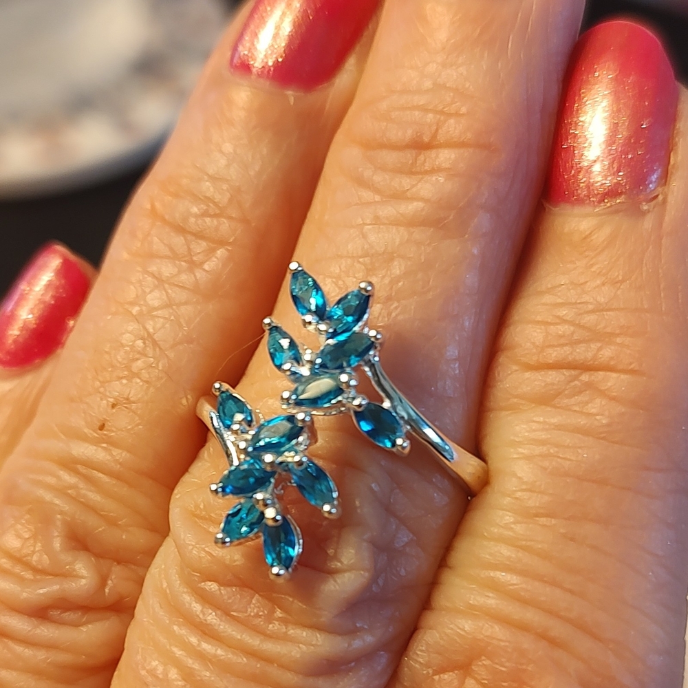 Avon Elegant Silver and Blue Leaf Ring